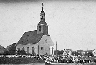 die Ginsheimer evangelische Kirche um 1929 (3 Glocken Umzug)