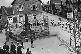 das alte Kriegerdenkmal in der Rheinstraße - Ecke Frankfurter Straße