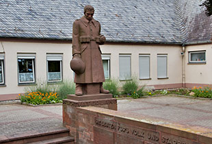 das Ehrenmal an der evangelischen Kirche