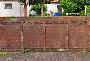 Gedenktafel für die gefallenen Ginsheimer Soldaten  (Bildrechte: Jürgen Westhauser)