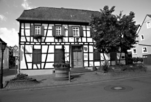Bild von 2012: das erste Schulhaus in der Hauptstraße 25 (heutiges Heimatmuseum) (Bildrechte: Jürgen Westhauser)