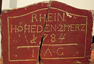 Erinnerungsstein am Wohnhaus Gottron mit der Inschrift: 'Rhein  Höhe Den 2. Merz 1784 IAG'