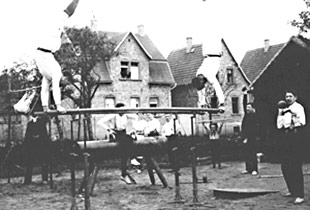 Bild von ca. 1887: Turnbetrieb in der heutigen Stegstraße 5 (Bildrechte: TSV Ginsheim)
