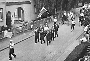 Umzug mit Kapelle und Fannenschwinger